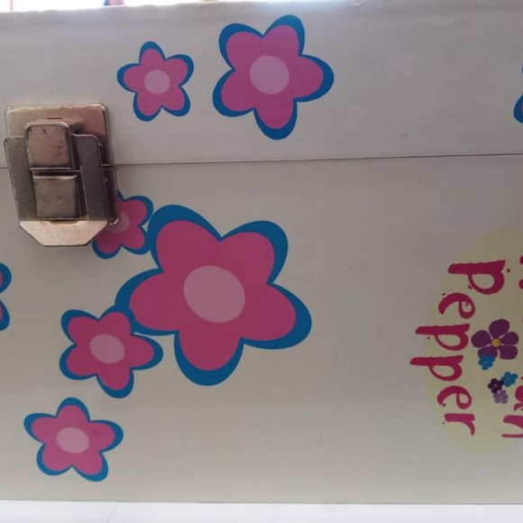 Collectible Madame Alexander Hannah Pepper Trunk Set - Picture 7 of 8